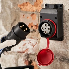 Розетка влагозащищенная настенная с крышкой, 3Р+РЕ, 32 А IP44 черная каучук REXANT 111-007 1