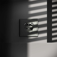 Розетка встраиваемая Voltum S70 с заземлением и защитными шторками, 16А, с USB, A+A, (титан) VLS040406 1